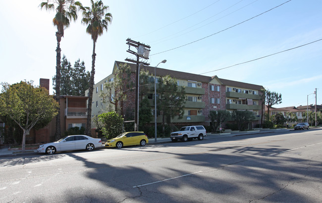 5860 Whitsett Ave in Valley Village, CA - Foto de edificio - Building Photo