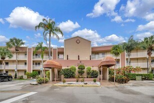 7520 N Devon Dr, Unit 302 in Tamarac, FL - Building Photo