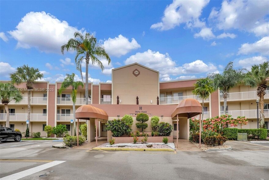 7520 N Devon Dr, Unit 302 in Tamarac, FL - Building Photo