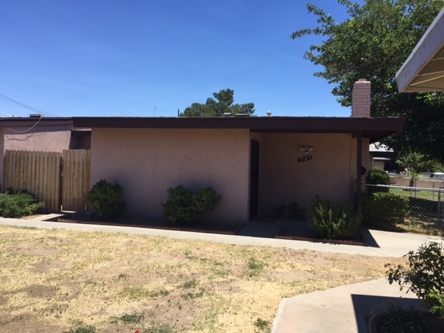 2107 E Avenue Q6 in Palmdale, CA - Foto de edificio