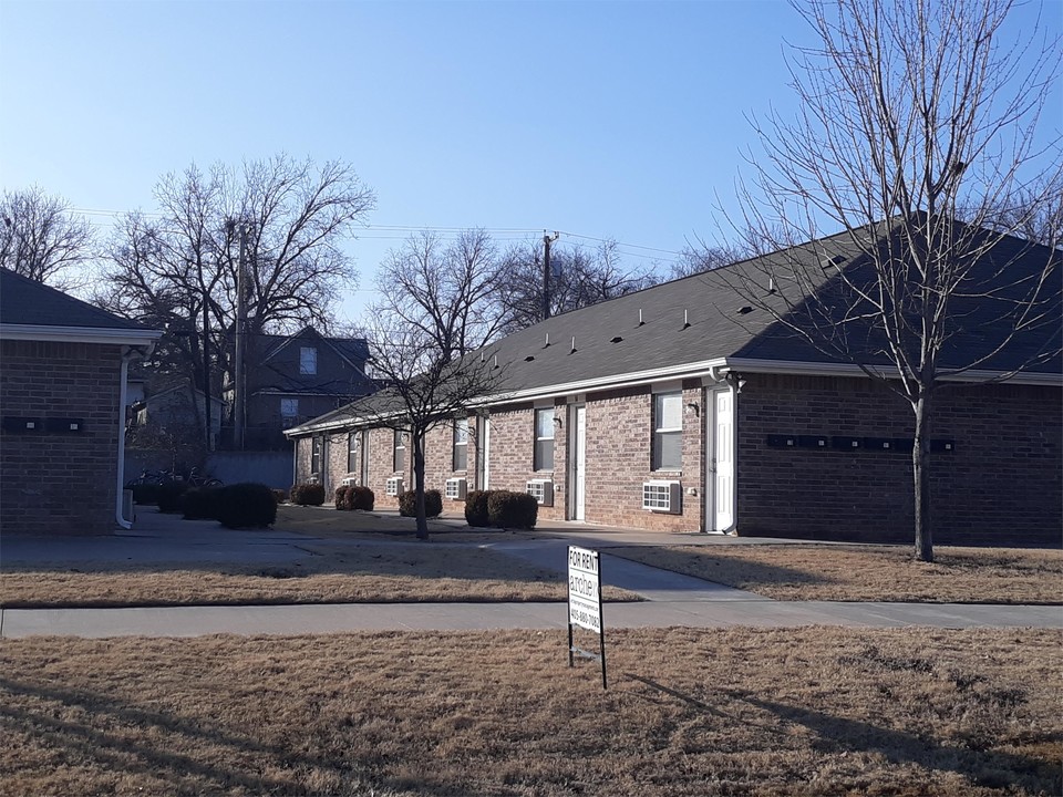 210 S Husband St in Stillwater, OK - Building Photo