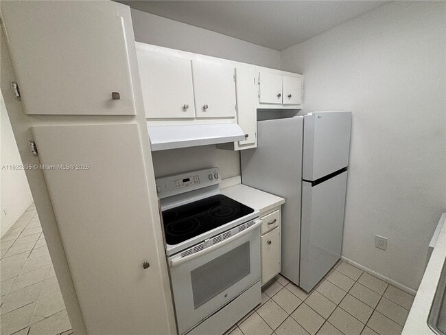 10790 N Kendall Dr in Miami, FL - Foto de edificio - Building Photo