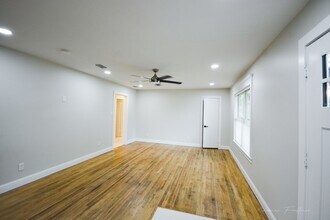 722 E Strong Pkwy in Grand Prairie, TX - Building Photo - Building Photo