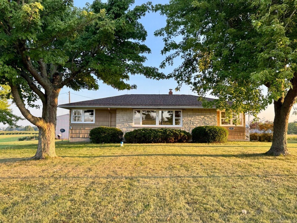 577 W Glendora Rd in Buchanan, MI - Building Photo