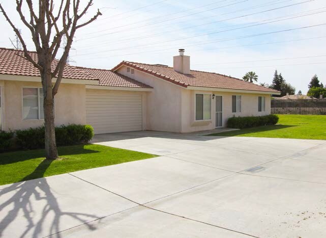 2625 Brookside Dr in Bakersfield, CA - Building Photo
