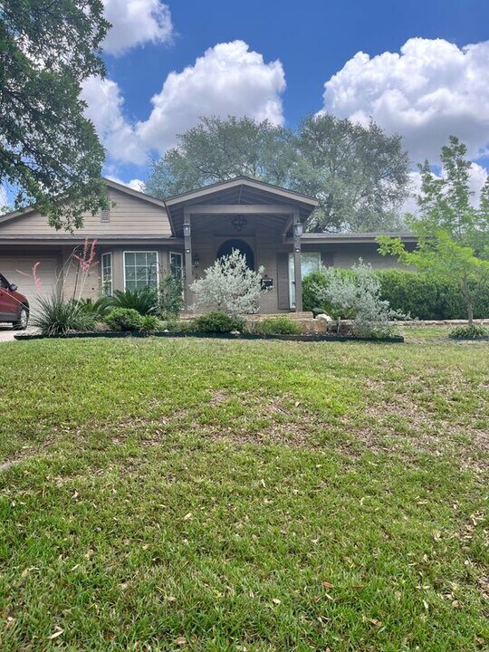 3211 Woodcrest Dr in San Antonio, TX - Building Photo