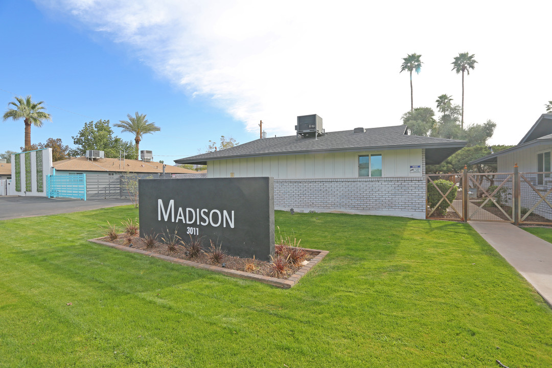 Madison Apartments in Phoenix, AZ - Building Photo