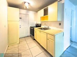 1717 NW 8th Pl in Fort Lauderdale, FL - Building Photo - Building Photo