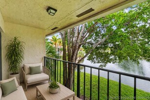 1543 Lake Crystal Dr in West Palm Beach, FL - Building Photo