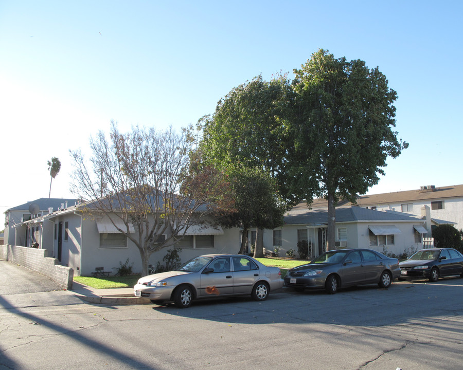 322-330 1/2 E Elmwood Ave in Burbank, CA - Building Photo