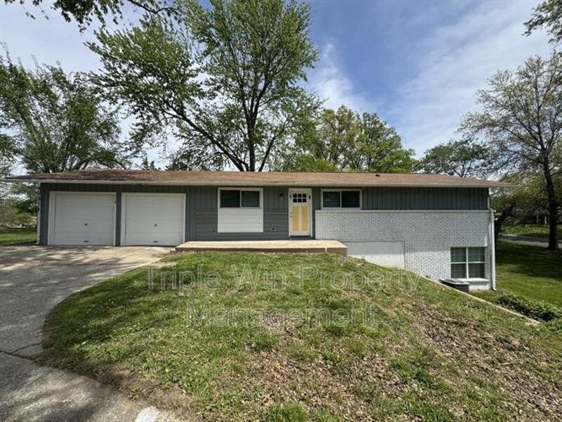 710 Jungs Station Rd in St. Charles, MO - Building Photo
