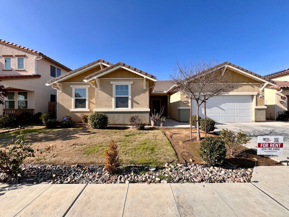 2407 N Stanley Ave in Fresno, CA - Building Photo