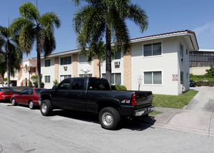 127 Antiquera Ave in Coral Gables, FL - Building Photo - Building Photo