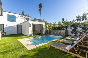 1161 Stearns Dr in Los Angeles, CA - Building Photo