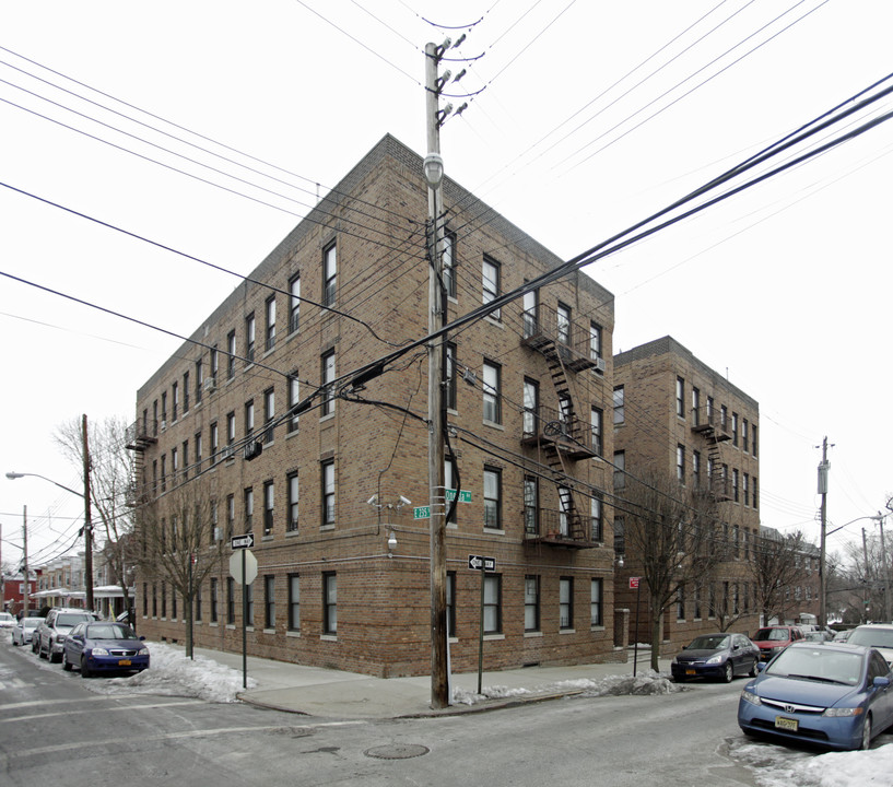 4216 Oneida Ave in Bronx, NY - Foto de edificio