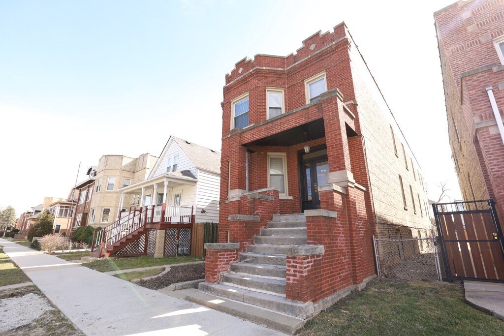 5141 W Roscoe St, Unit 1R in Chicago, IL - Building Photo