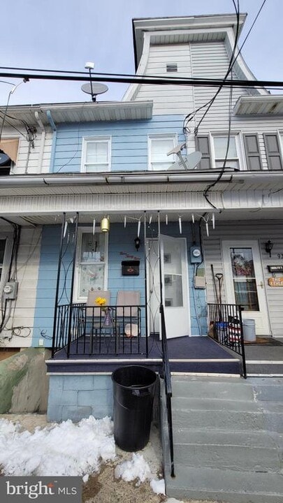 939 W Pine St in Coal Township, PA - Building Photo