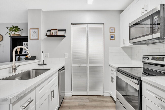 8033 NW 71st Ct in Tamarac, FL - Building Photo - Building Photo