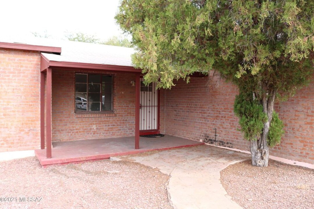 2501 E Helen St in Tucson, AZ - Building Photo