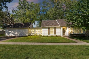 500 W Pacific Ave, Unit 504 W Pacific Ave in Waukegan, IL - Building Photo