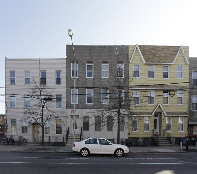 212 Freeman St in Brooklyn, NY - Foto de edificio - Building Photo