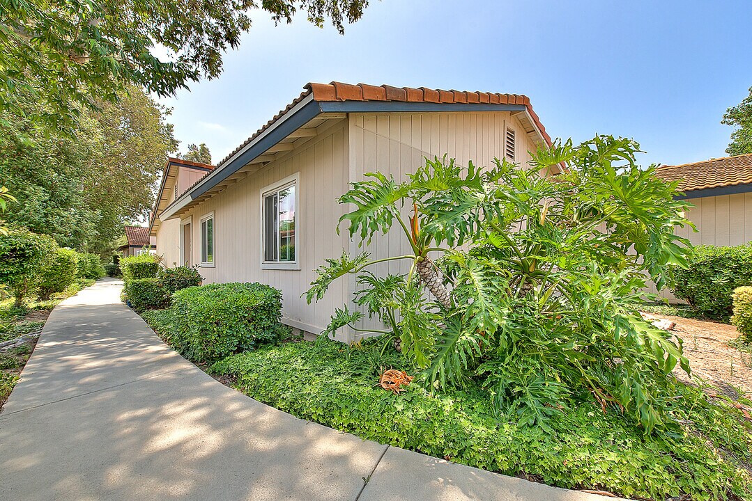 1068 Border Ave in Corona, CA - Building Photo