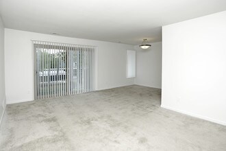 ReNew Franklin Hills in Southfield, MI - Building Photo - Interior Photo