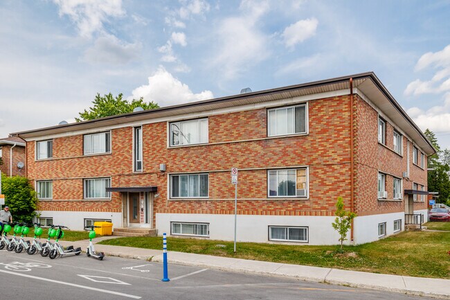 895 Vincent-Massey Rue in Laval, QC - Building Photo - Primary Photo
