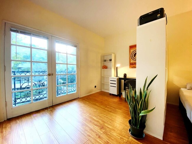 1620 S Bentley Ave in Los Angeles, CA - Foto de edificio - Building Photo