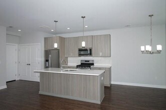 204 Sutton Ct in Mount Sinai, NY - Building Photo - Building Photo