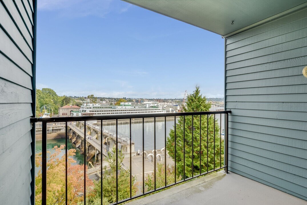 3200 W Commodore Way in Seattle, WA - Building Photo