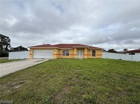 696 Homestead Rd S in Lehigh Acres, FL - Building Photo