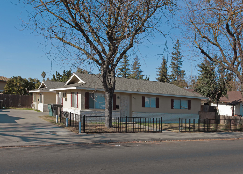 221-223 N Riverside Dr in Modesto, CA - Building Photo