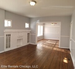 8258 S Langley Ave in Chicago, IL - Foto de edificio - Building Photo