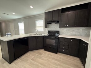 15923 S Flores Rd in San Antonio, TX - Foto de edificio - Building Photo