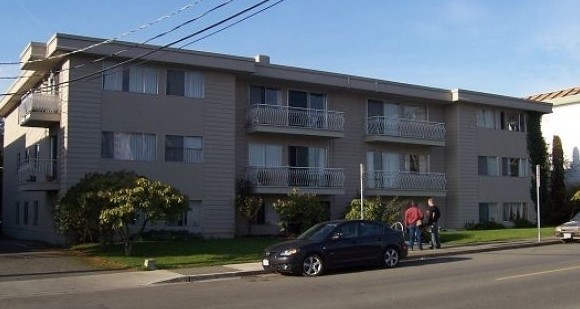 White Stone Manor in White Rock, BC - Building Photo