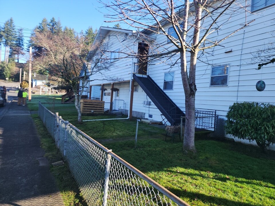 180 2nd St, Unit B in Cathlamet, WA - Building Photo