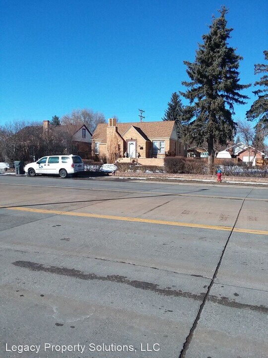 104 W Pershing Blvd in Cheyenne, WY - Foto de edificio