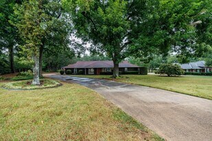 585 W Crossville Rd in Roswell, GA - Building Photo