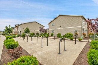 2250 W 10th Ave in Junction City, OR - Building Photo - Building Photo