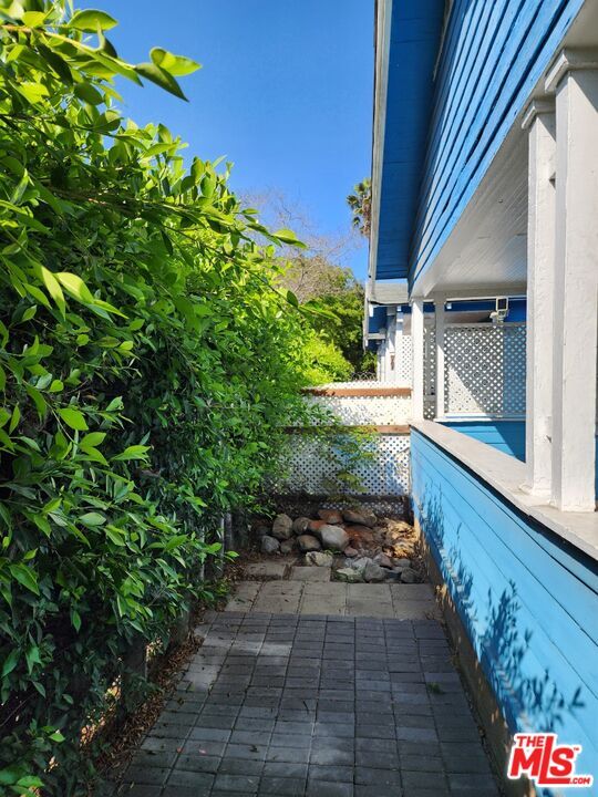 1402 N Las Palmas Ave