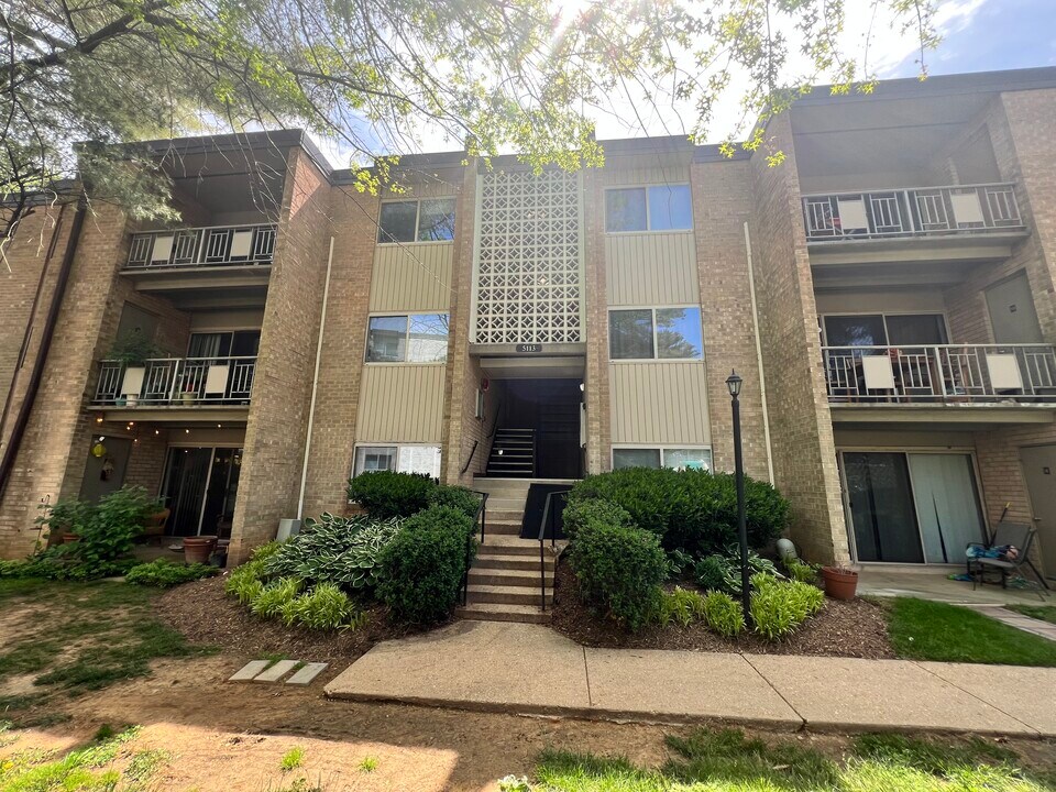 5113 Crossfield Ct, Unit 15 in Rockville, MD - Building Photo