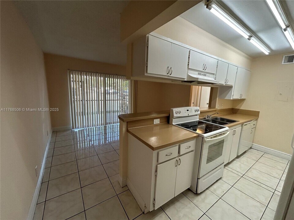 4401 Treehouse Ln in Tamarac, FL - Building Photo