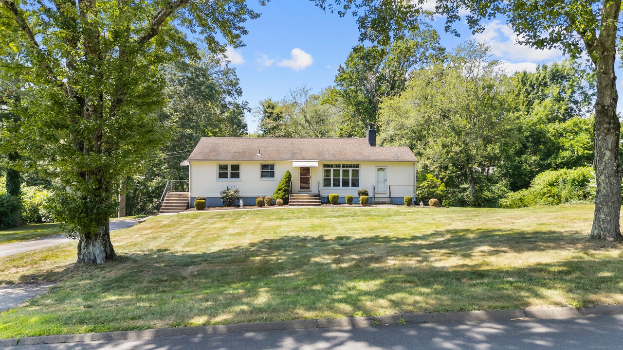 1715 Musso View Ave in Cheshire, CT - Building Photo
