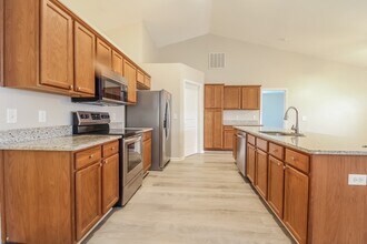 200 Crescent Creek Ct in Greenville, SC - Foto de edificio - Building Photo