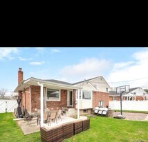 310 Southwood Cir in Syosset, NY - Building Photo