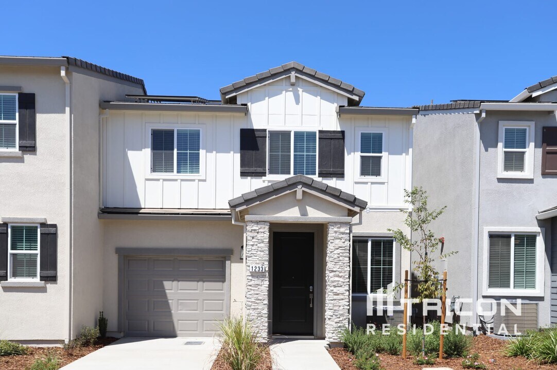 1233 Victorian St in Lincoln, CA - Building Photo