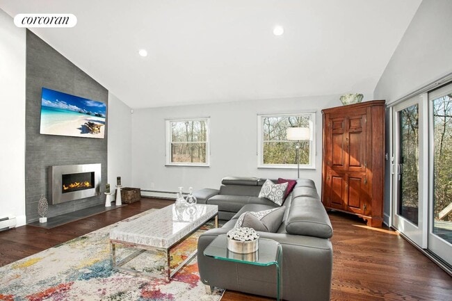 1083 Sagg Rd in Sag Harbor, NY - Foto de edificio - Building Photo