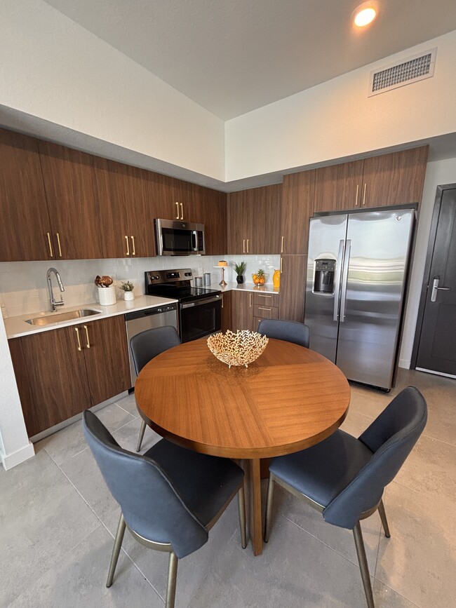 1911 Taylor St, Unit B32 in Hollywood, FL - Foto de edificio - Building Photo