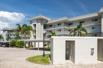 Mariner's Cove in Naples, FL - Building Photo - Building Photo